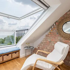 https://robin-hoods-bay-coastguards-cottage-with-a-view.yorkshirehotels.net